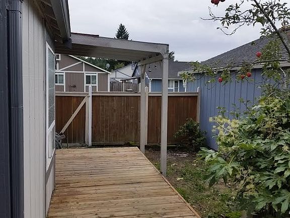 3rd image of 620 Geneva Ln SE