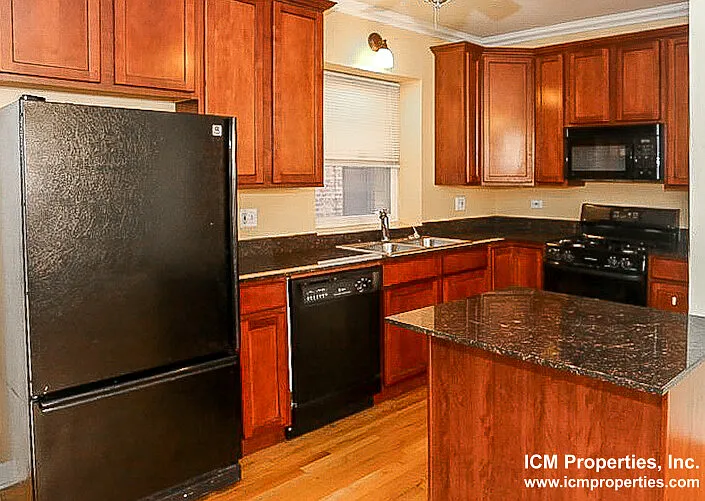 642 W Roscoe St #1 — Photo 2