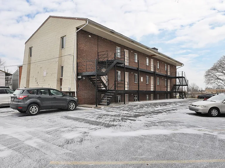 450 E Norwich Ave — Photo 3