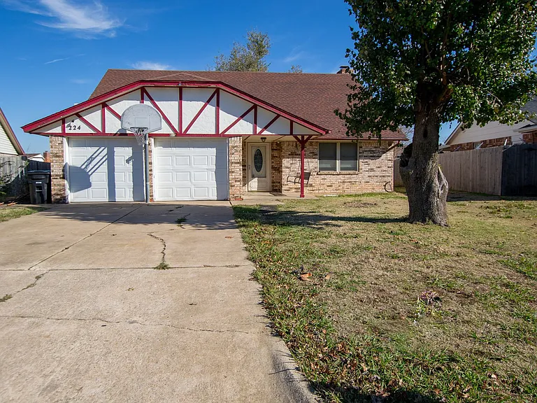 224 S Bouziden Dr — Photo 2