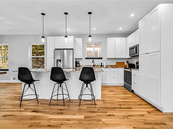 3rd image of 1102 Spring Garden Ave