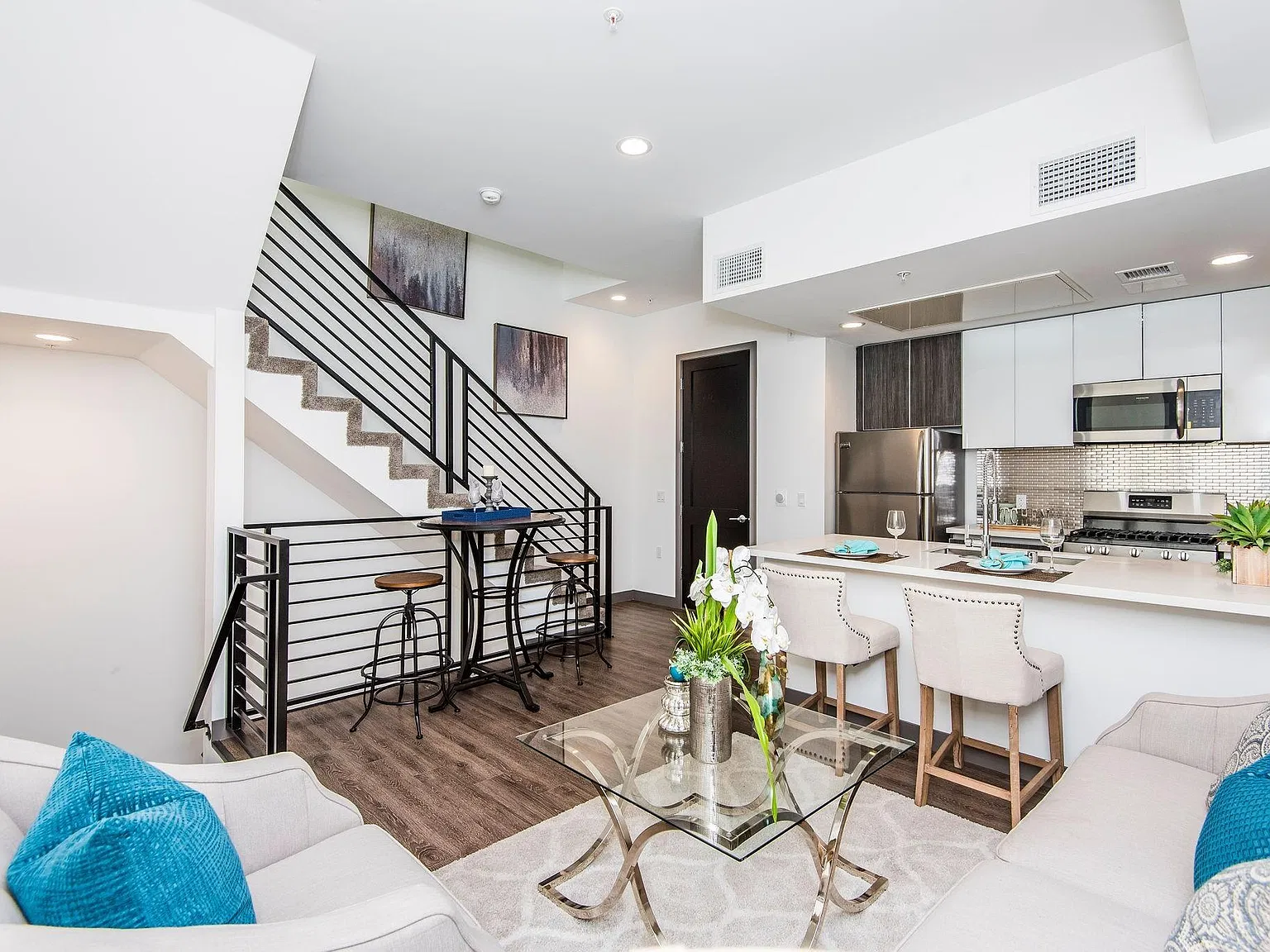 1 bed, 1.5 bath, 800 sqft, $2,700 — Photo 3
