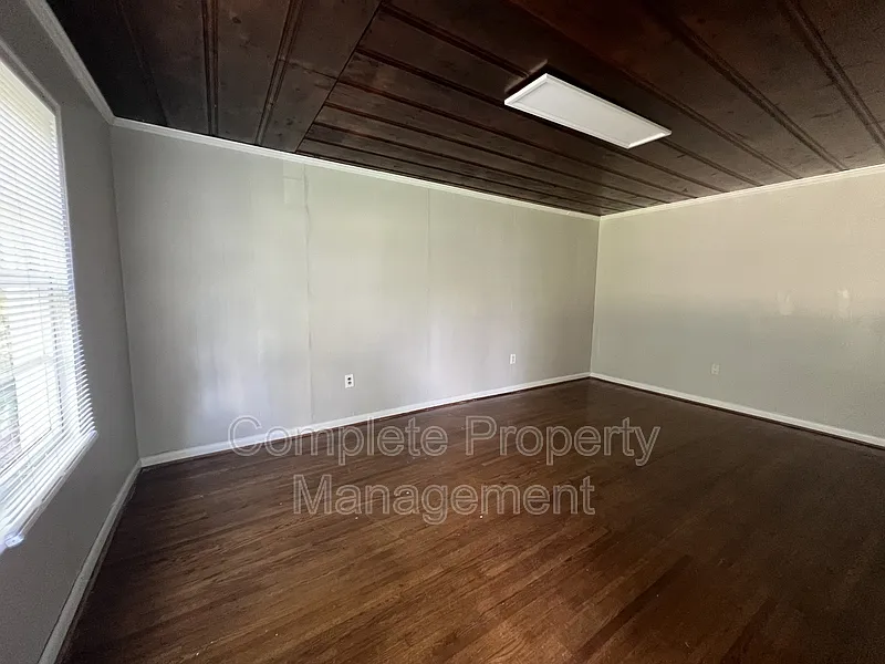 3 bed, 1.0 bath, 936 sqft, $1,300 — Photo 2