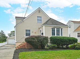 18 Westmoreland Rd, Merrick, NY 11566