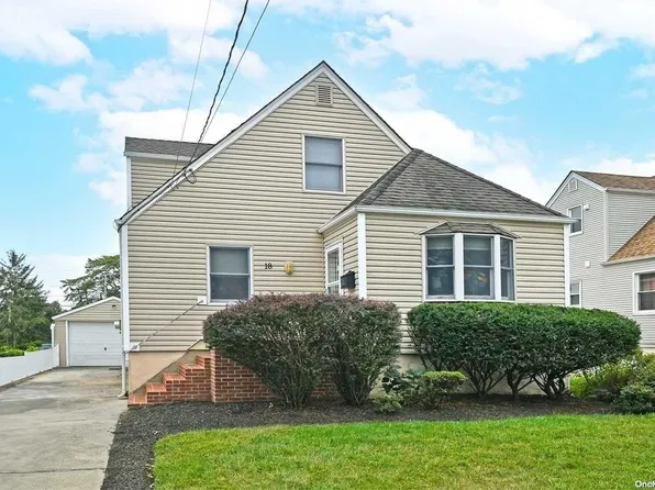 18 Westmoreland Road, Merrick, NY 11566