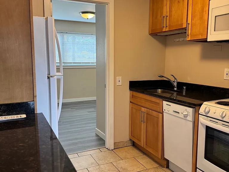 Prime location for walkable living near shops and restaurants! — Photo 4