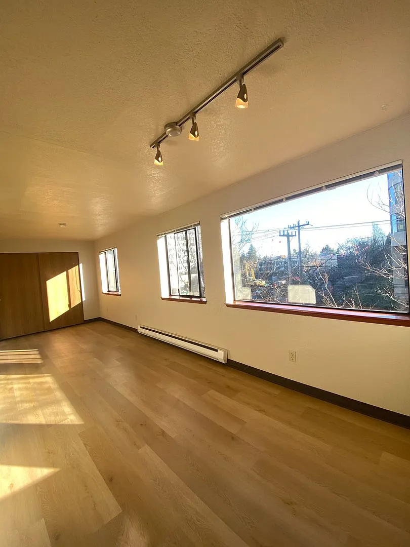 Hilltop Court Apartments — Photo 4