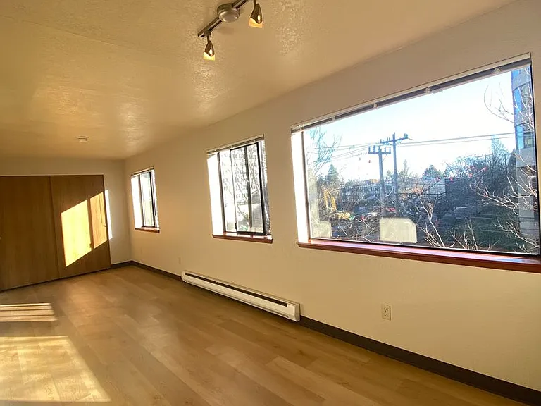Hilltop Court Apartments — Photo 4