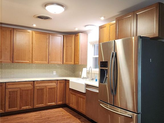 5th image of 209 Greenway St