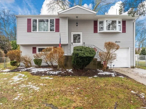 16 Vilno Court, Huntington Station, NY 11746