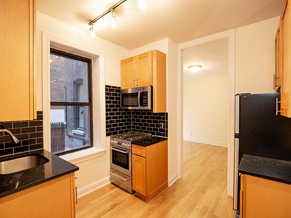 3rd image of 209 W 13th St #3
