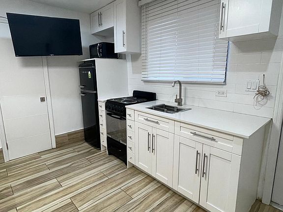 5th image of 1858 Dewey St APT 4