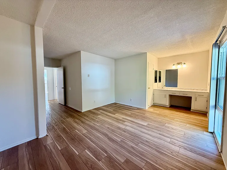 Vine Street Apartments — Photo 33