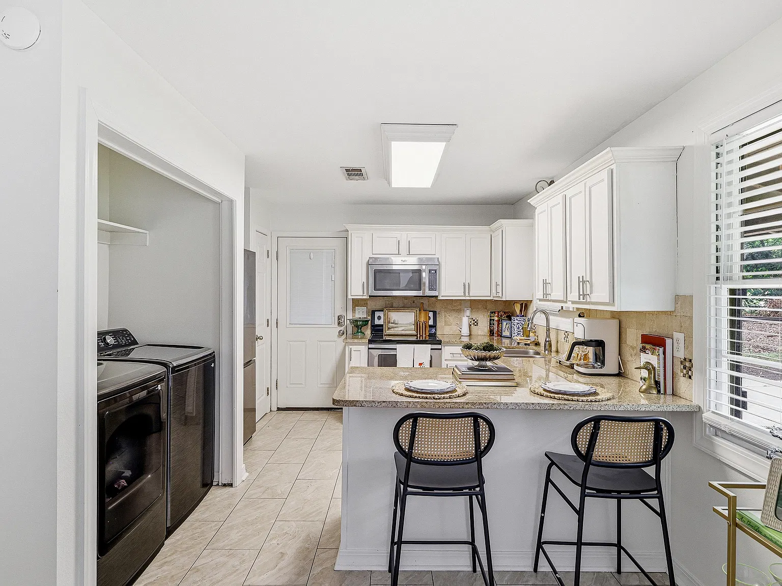 2 bed, 860 sqft, $2,350 — Photo 2