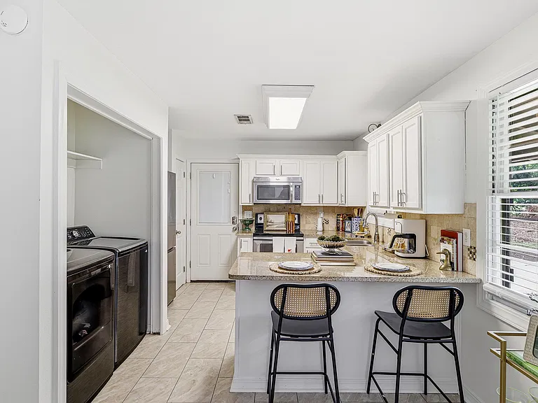 200 Garden Dr — Photo 2