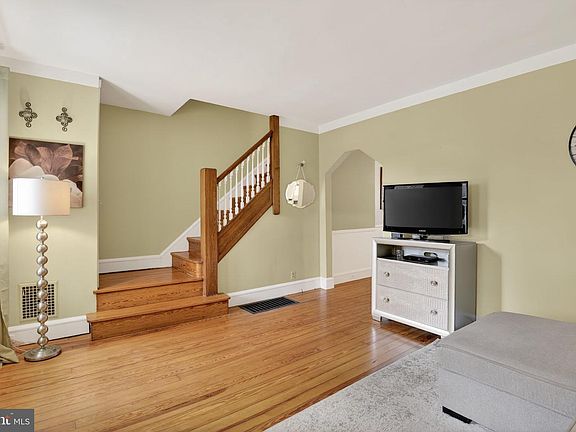 4th image of 25 S Sycamore St