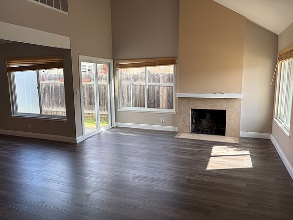 Downstair living room pic 1