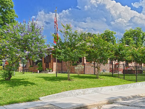 4th image of 1020 W Avenue D