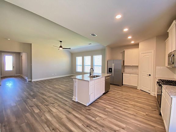 4th image of 824 Calhoun Dr