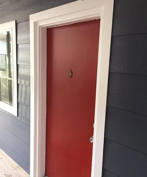 1829 Warren Ave — Photo 2