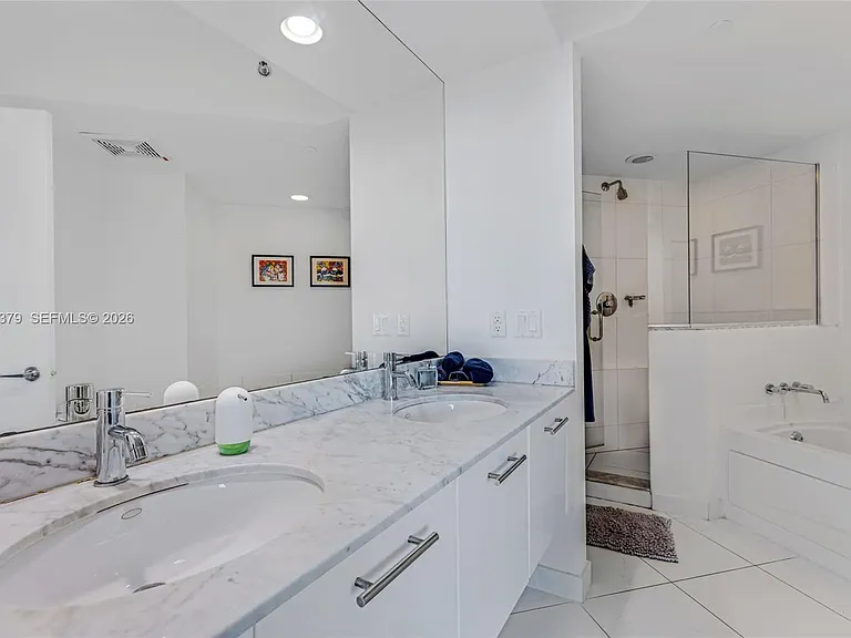 55 SE 6th St #3807 — Photo 5