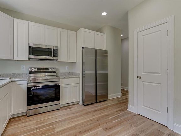 4th image of 202 College Ln