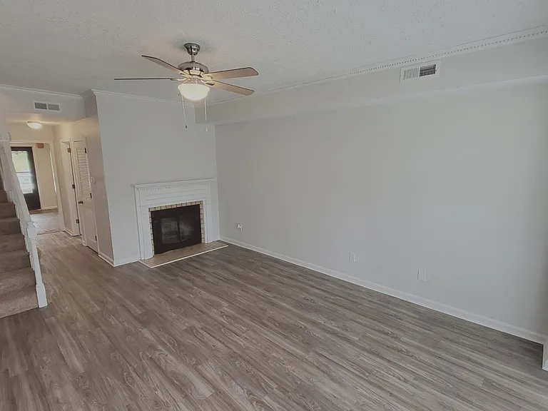 301 Hickory Pl — Photo 3