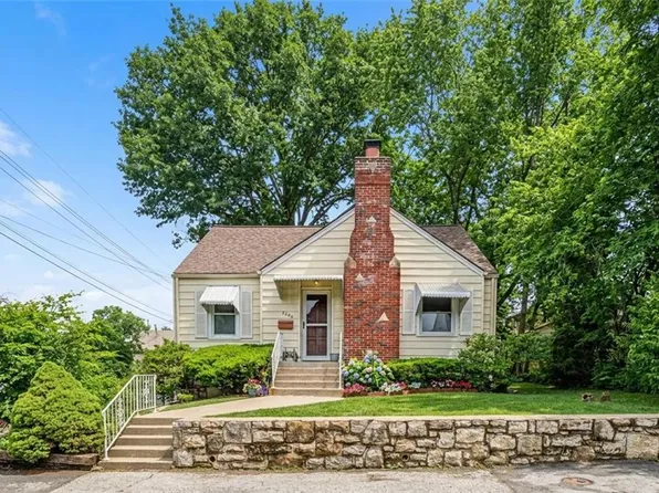 2208 W 48th St, Westwood, KS 66205