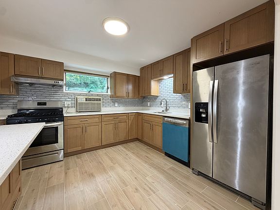2nd image of 487 Lowell Ave #2