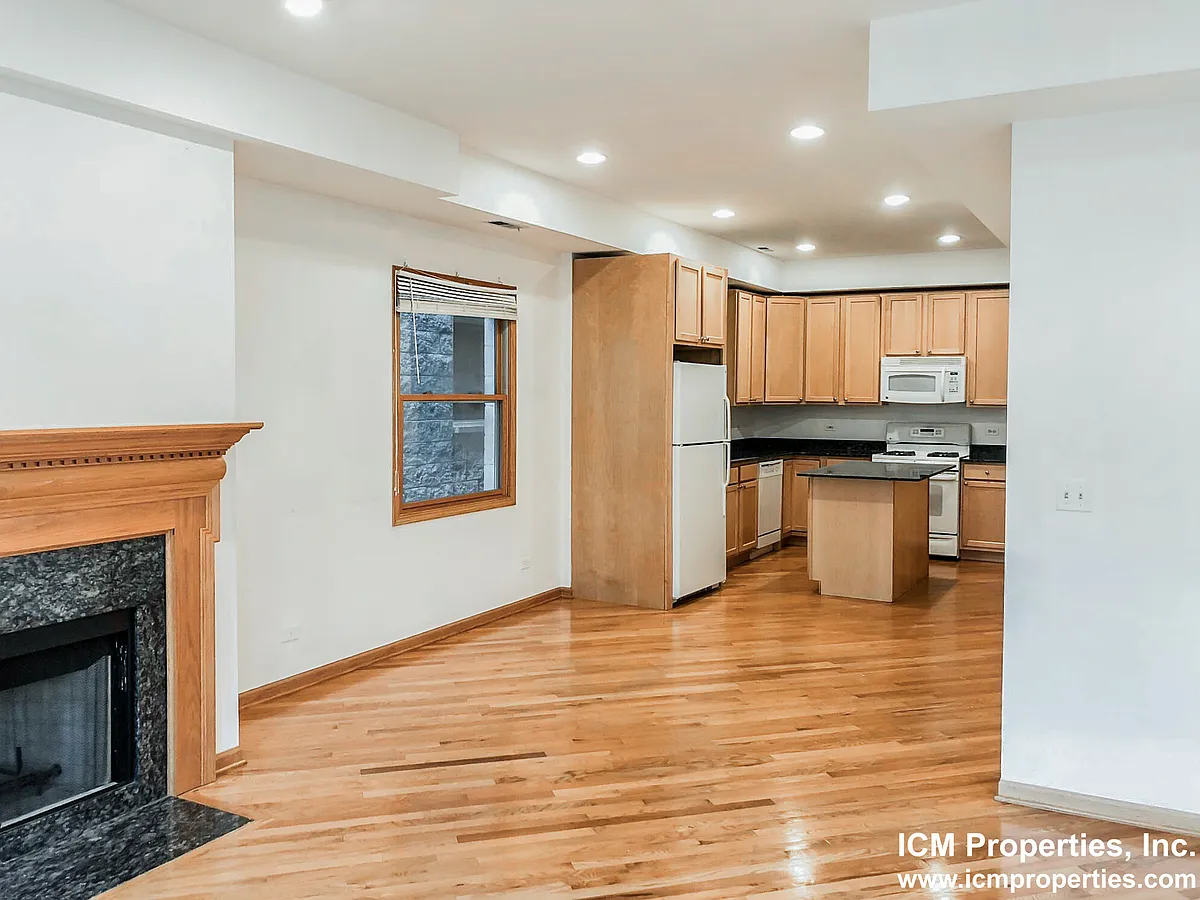 Building Photo - 1438 W Belmont Ave #4