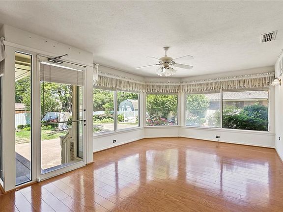4th image of 114 Chapman Cir