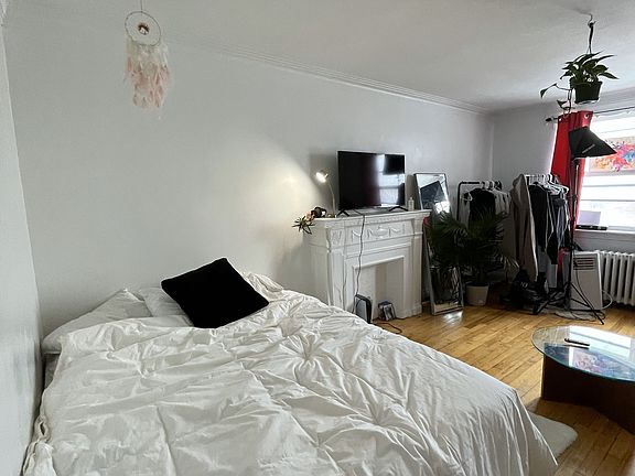 3rd image of 600 Laurier Ave W #17