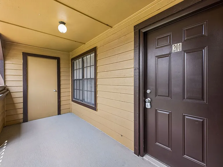 380 Lakepointe Dr #201 — Photo 4