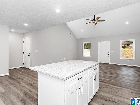 5th image of 807 2nd Ave NE