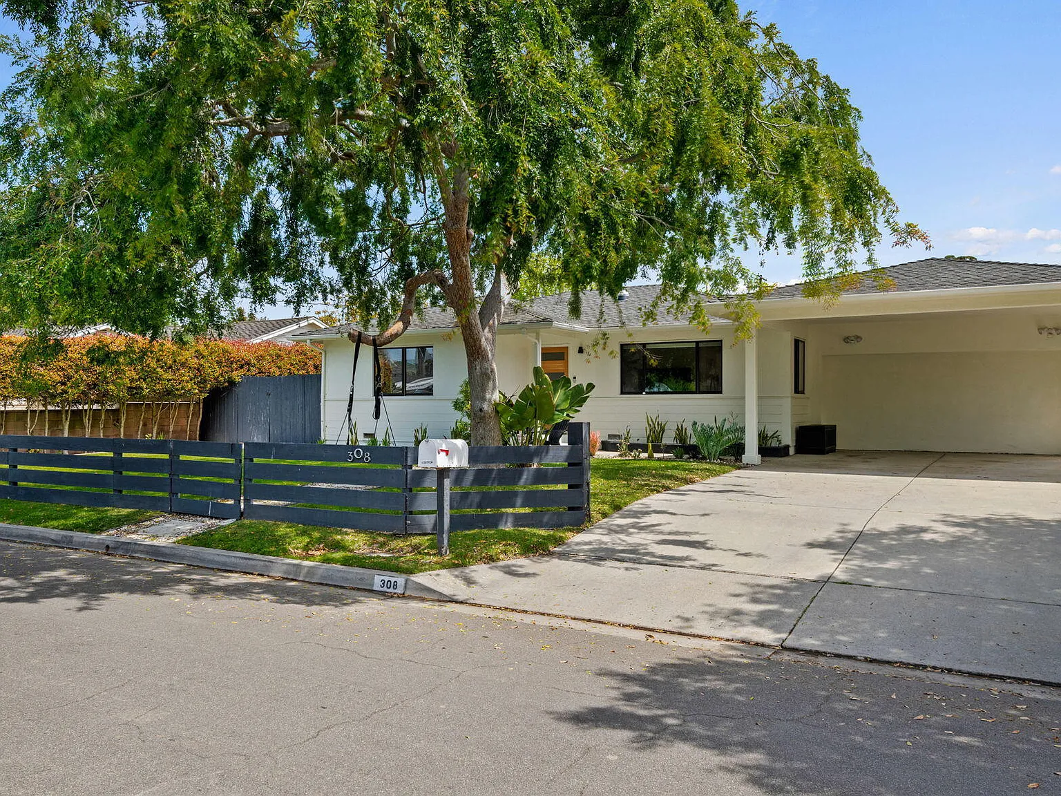 3 bed, 2.0 bath, 1616 sqft, $8,900 — Photo 3