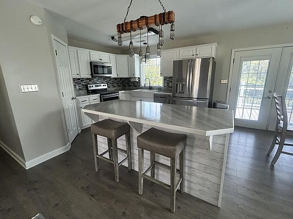 4th image of 100 London Ln