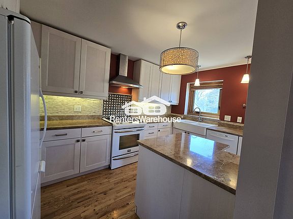 2nd image of 908 Rushmore Dr