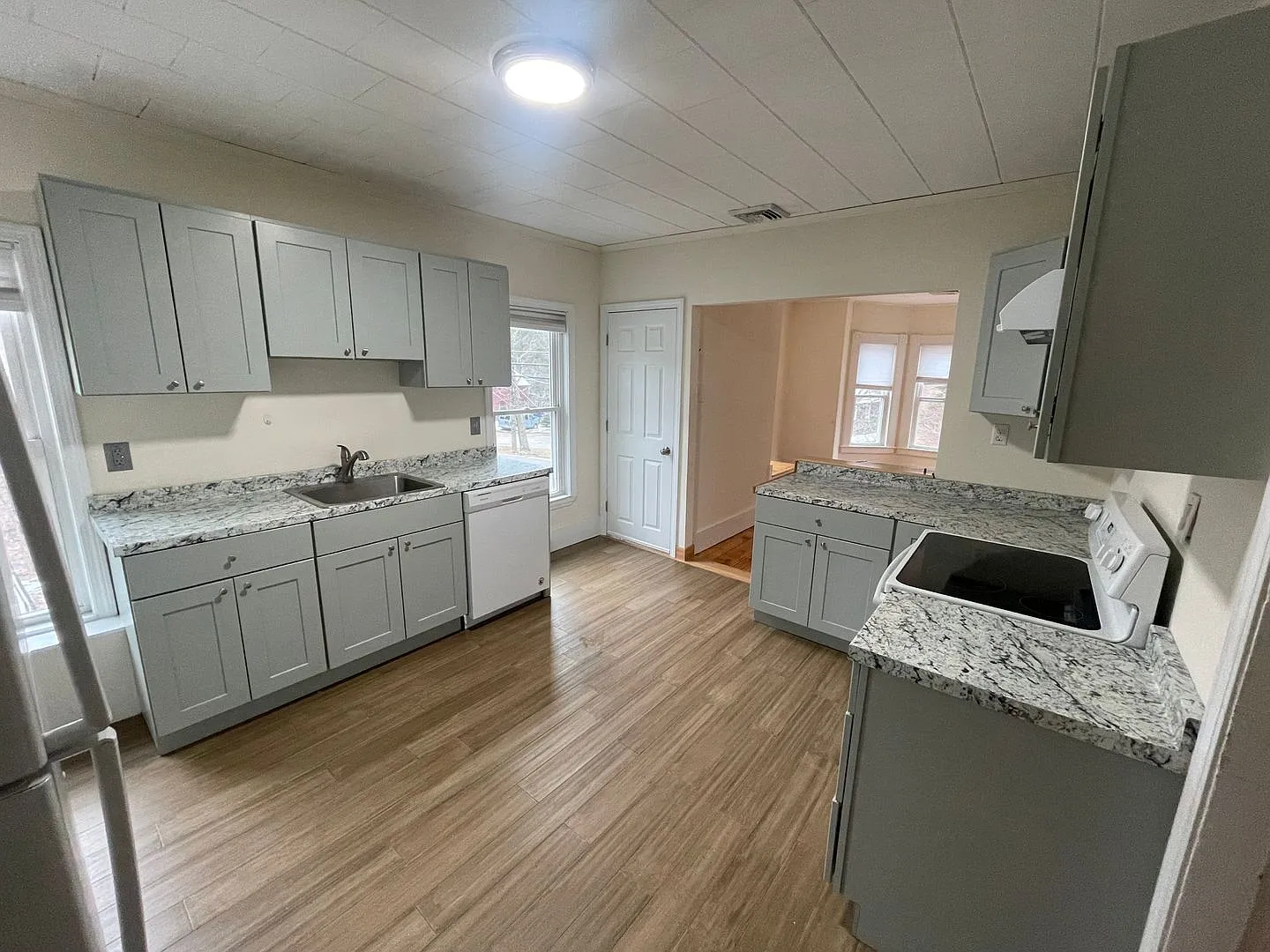 Beautiful 3 Bedroom Prime Brookline Location — Photo 4