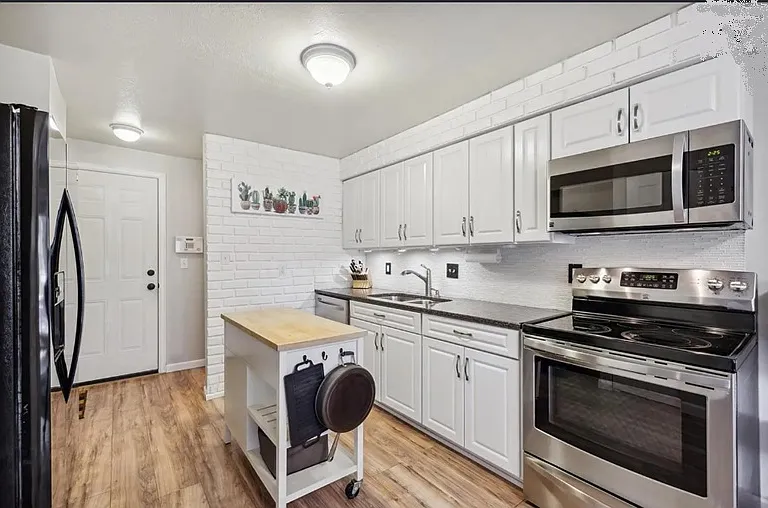 2933 S Lansing Way — Photo 13