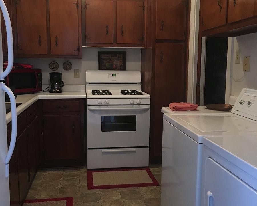 Kitchen - includes gas stove, fridge, washer/dryer, microwav