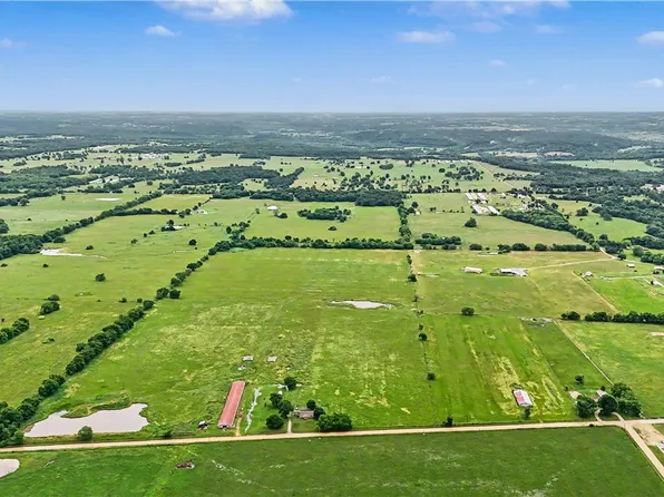 9858 N State Line Rd, Maysville, AR 72747