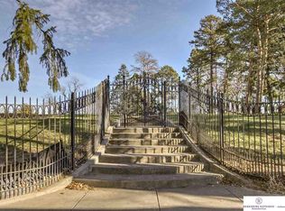 525 Fairacres Rd, Omaha, NE 68132