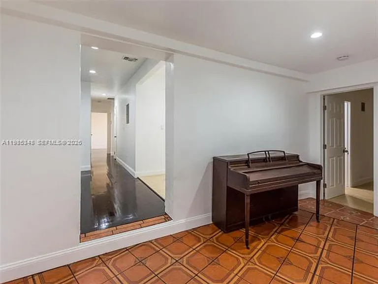 6300 NW 41st St — Photo 5