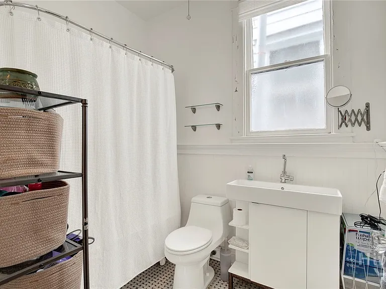 114 W Waldburg St — Photo 20