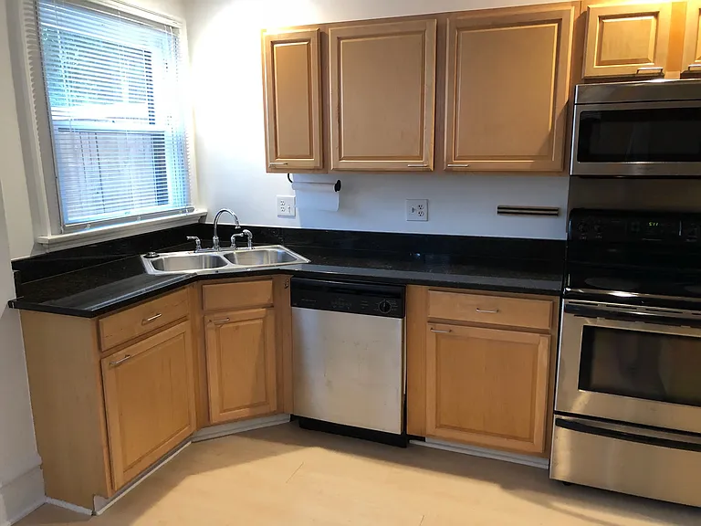 848 Summit St — Photo 4