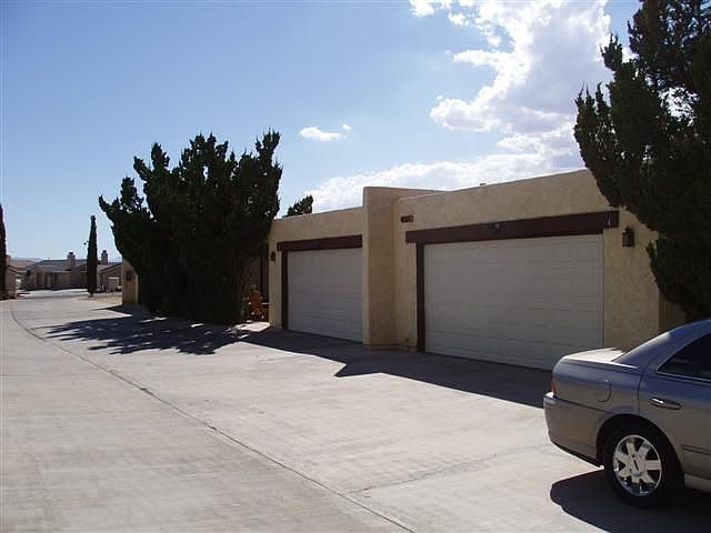 SMALL 6 UNIT COMPLEX