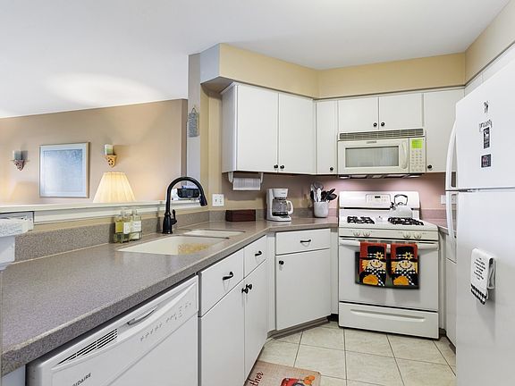 4th image of 228 W Jennifer Ln Unit 2