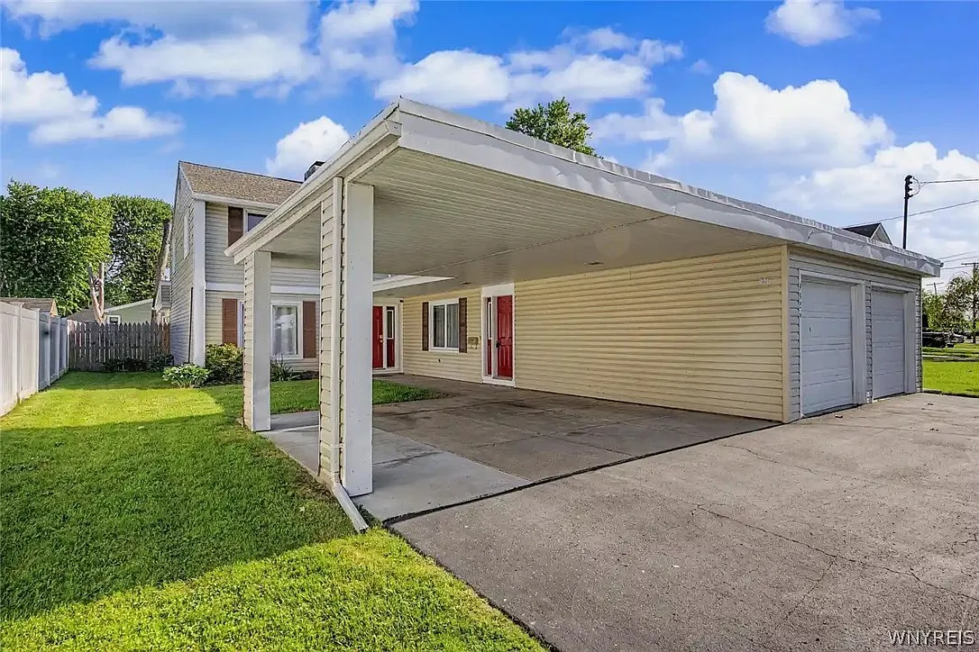 5 bed, 2.0 bath, 2602 sqft, $3,200 — Photo 2