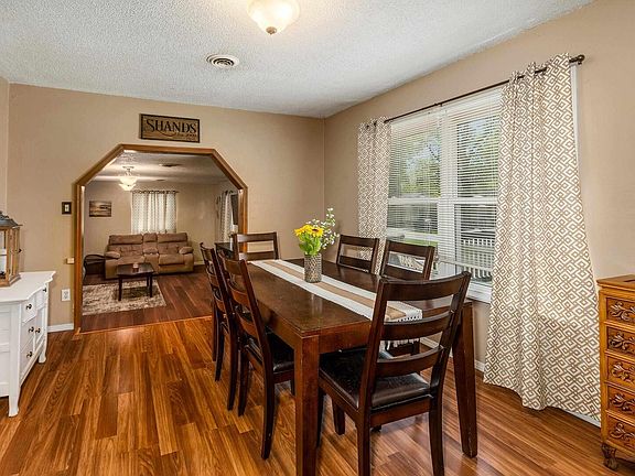 5th image of 302 S Pecan St
