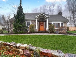 8 Hemlock Ln, Kinnelon Boro, NJ 07405